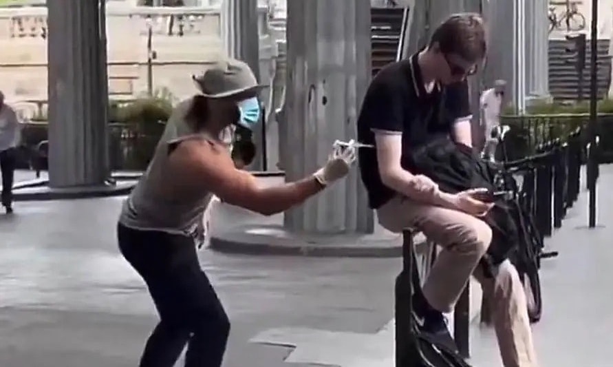 TikToker nổi tiếng lĩnh án tù vì trò đâm kim tiêm vào người lạ