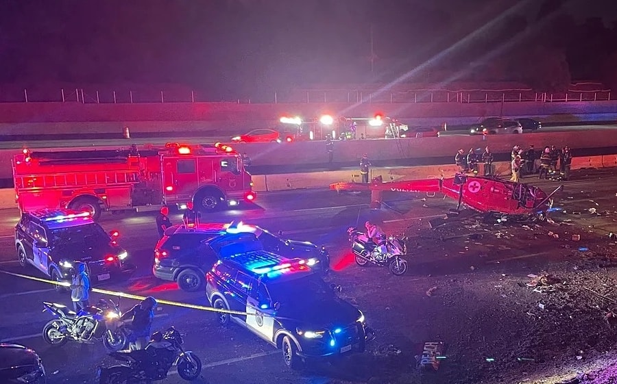 Trực thăng cứu thương rơi xuống cao tốc ở Mỹ