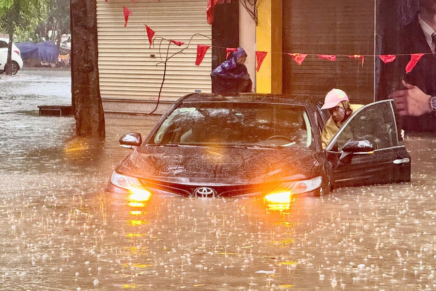 Hàng loạt ôtô 'chết đuối' trong mưa lớn tại Hà Nội