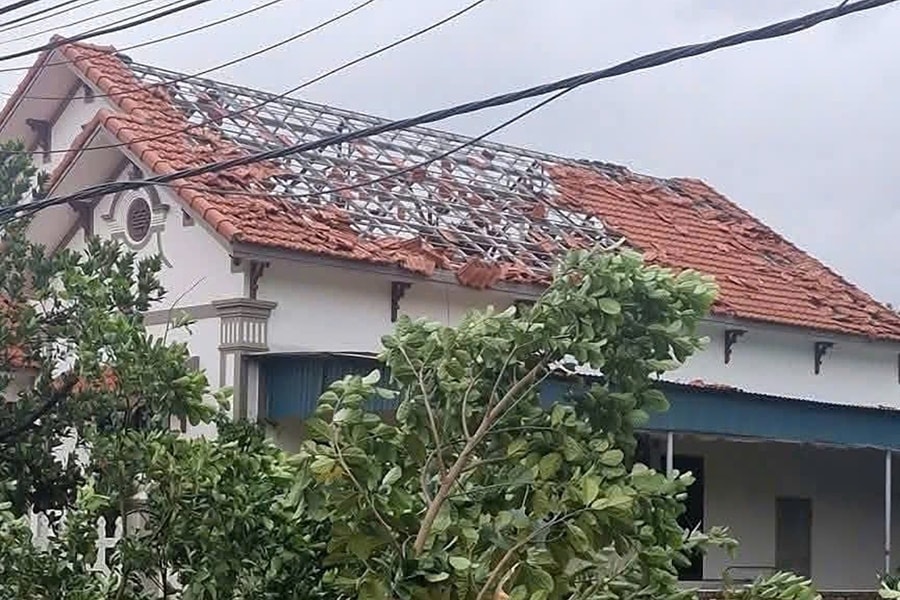 Lốc xoáy làm tốc mái nhà, gãy cột điện ở Hải Phòng