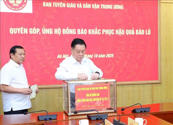 Ban Tuyên giáo và Dân vận Trung ương ủng hộ đồng bào khắc phục hậu quả bão lũ