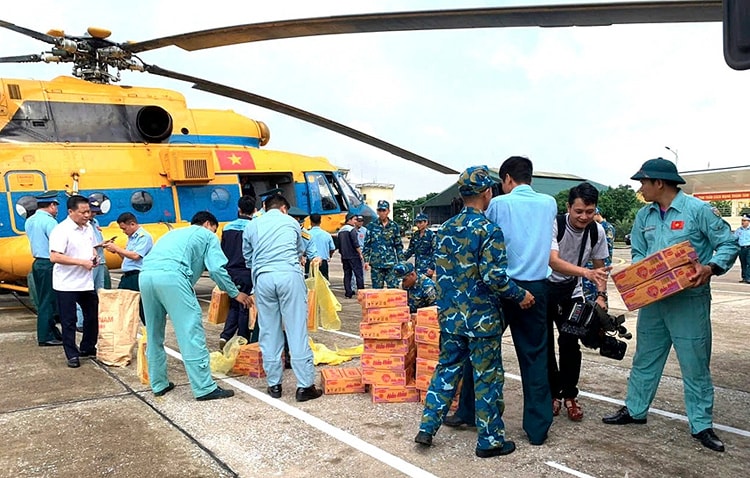 Bộ Quốc phòng điều máy bay tiếp tế hàng cứu trợ đến hai xã bị cô lập ở Lạng Sơn