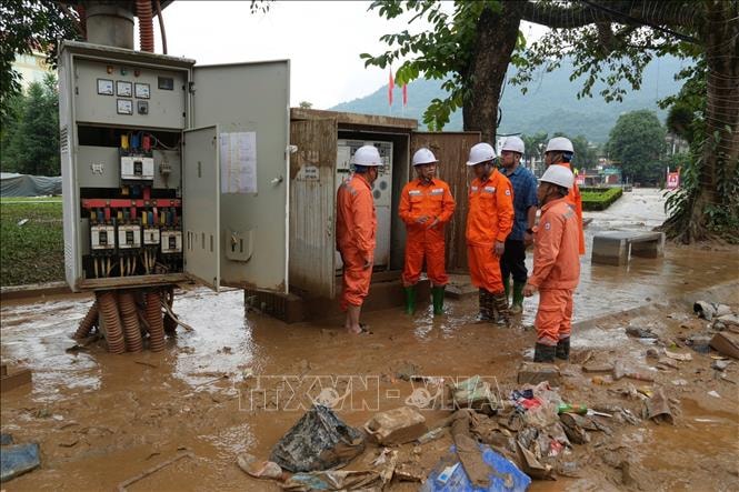Điện lực miền Bắc khẩn trương khôi phục điện sau mưa lũ
