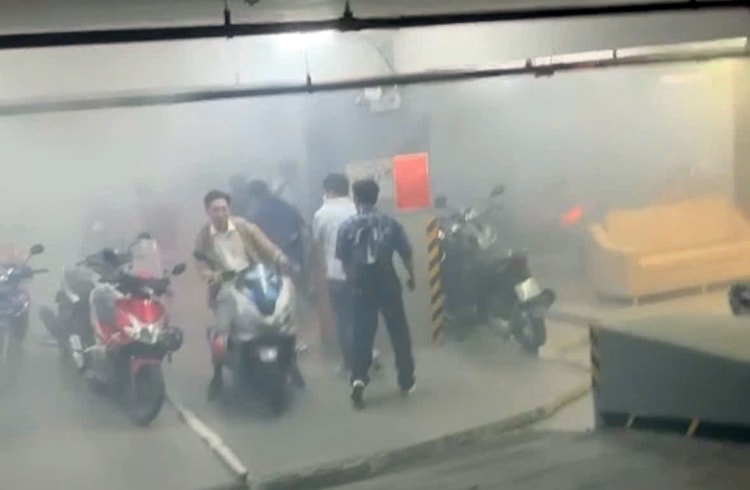 TP Hồ Chí Minh: Cháy hầm giữ xe tòa nhà 11 tầng, nhiều người tháo chạy