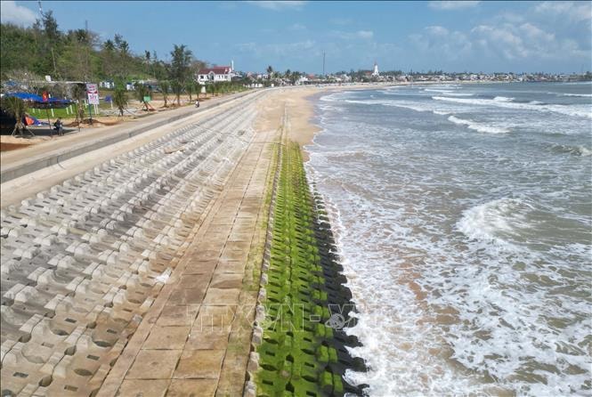 Quảng Ngãi khắc phục sạt lở bờ biển giữ đất, ổn định đời sống người dân