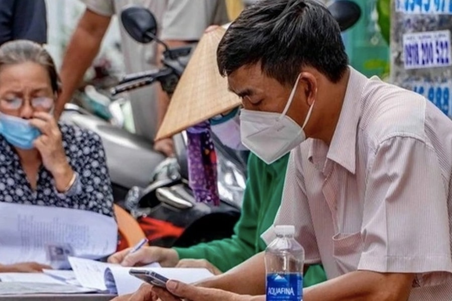 Công chức xã nghỉ việc vẫn làm bí thư ở thôn tiếp tục được hưởng phụ cấp