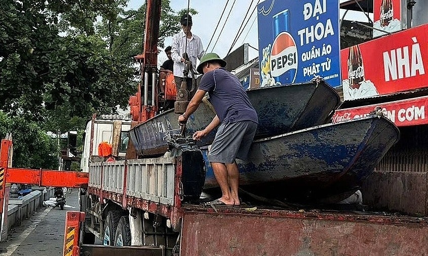 Thuyền du lịch chùa Hương được huy động cứu hộ vùng lũ lụt