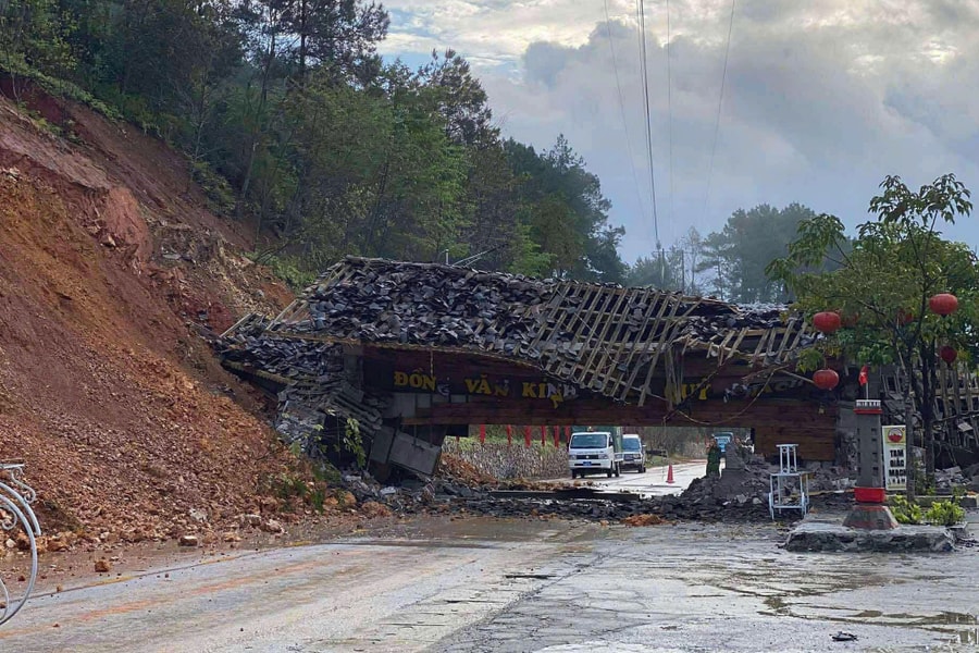 Sập cổng chào Đồng Văn do sạt lở
