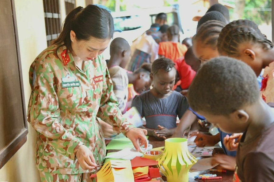 Bộ đội Việt Nam hướng dẫn trẻ em châu Phi làm đèn lồng Trung thu