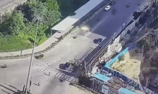 Ôtô mất lái đâm ba xe dừng đèn đỏ