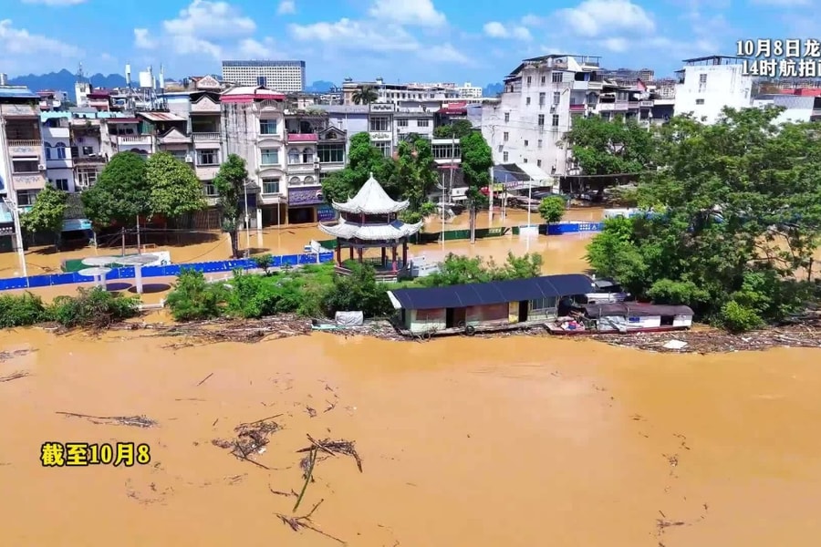 Loạt địa phương ở miền nam Trung Quốc chìm trong nước lũ