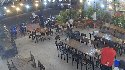 Lái ôtô tông vào quán, một người tử vong