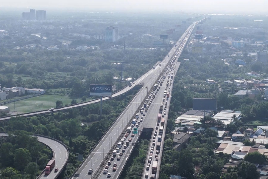 Cao tốc TP HCM - Long Thành rào chắn để thi công mở rộng