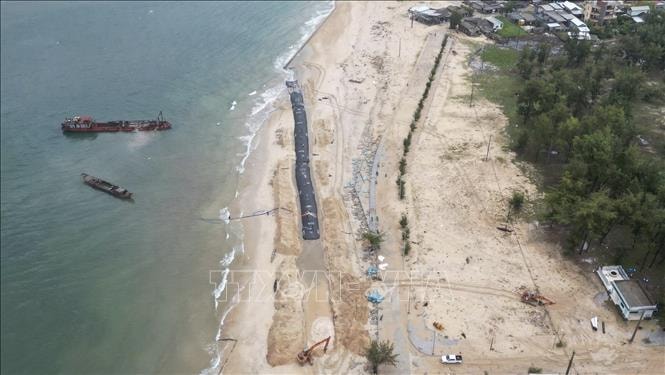 Huế: Gấp rút gia cố kè chống sạt lở bờ biển Thuận An