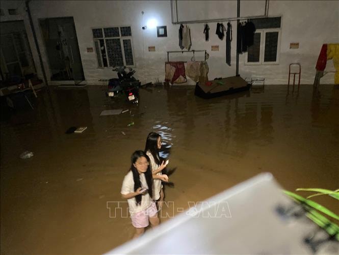 Tình người trong đêm nơi tâm lũ