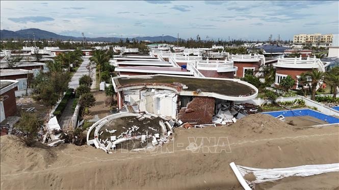 Hà Tĩnh khẩn trương gia cố khu du lịch ven biển bị sóng đánh sập