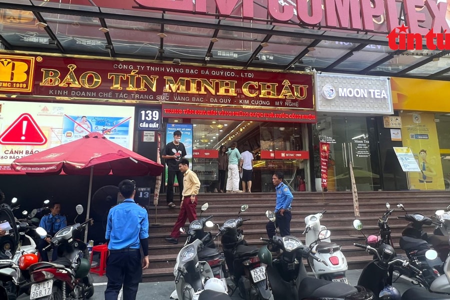 Vàng nhẫn, vàng miếng 'cháy hàng' dù giá ở đỉnh, người dân chuyển sang mua bạc