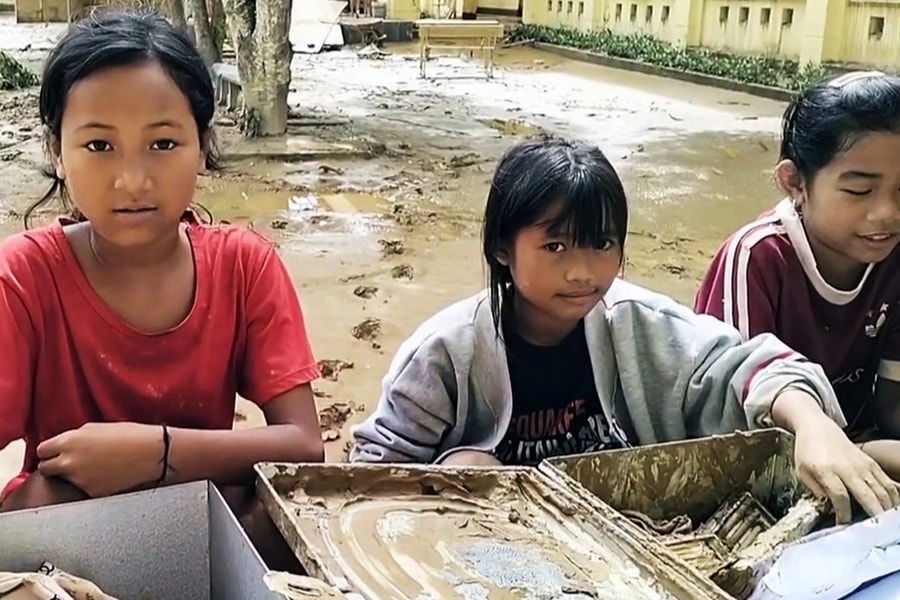 Bão lũ dồn dập: "Sách vở con hỏng hết rồi, quần áo cũng không còn nữa..."