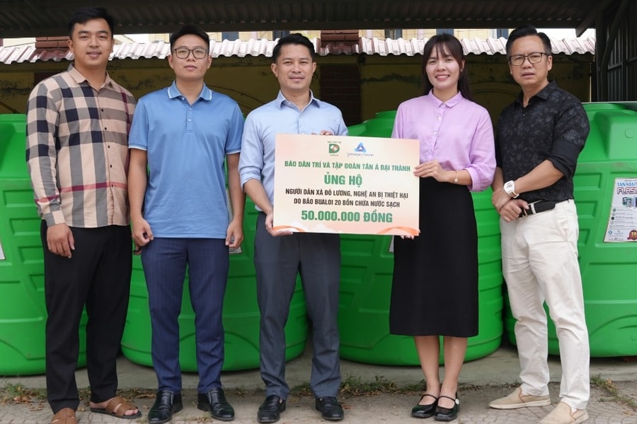 Trao tặng 50 bồn nước giúp người dân vùng mưa bão ổn định cuộc sống