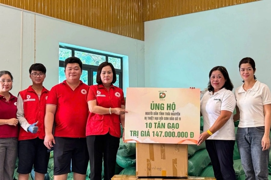 Báo Dân trí trao 10 tấn gạo và đèn pin tới người dân vùng lũ ở Thái Nguyên