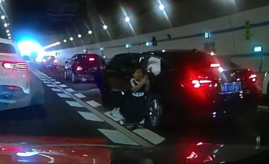 Bé trai 10 tuổi quỳ khóc giữa đường xin cứu mẹ