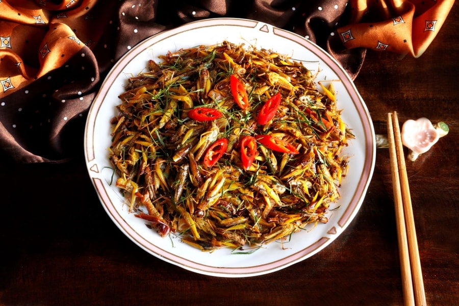 Châu chấu rang lá chanh theo lối xưa