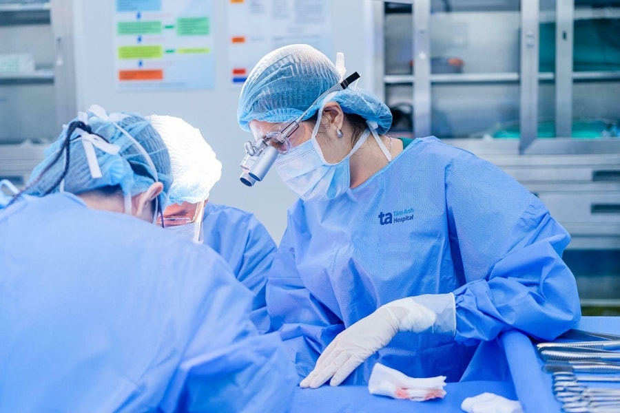 Bé trai bị thoát vị bẹn nghẹt