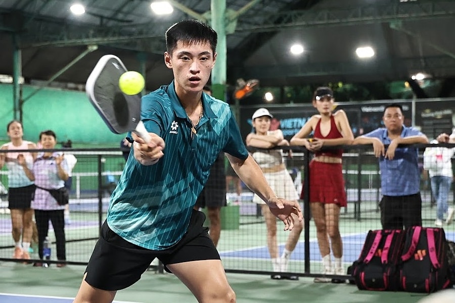 Quang Dương, Trương Vinh Hiển chia sẻ với đồng bào vùng lũ