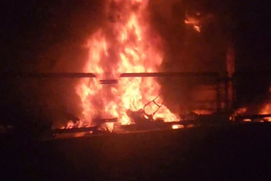 Xe container cháy rụi trên cao tốc Vĩnh Hảo - Phan Thiết