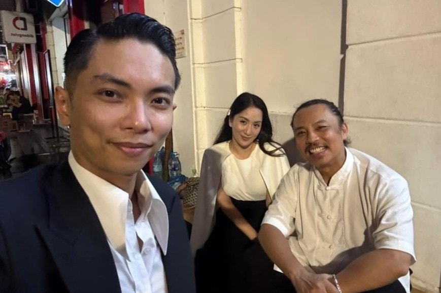 Vợ chồng Khánh Thi thân thiết với Chí Anh