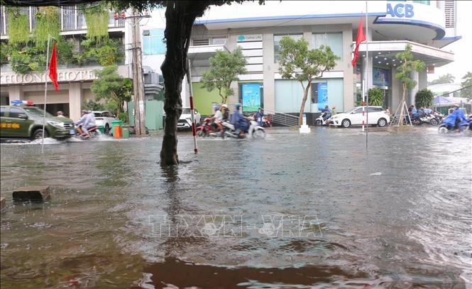 Nhiều tuyến đường ở Long Xuyên ngập nặng sau mưa lớn