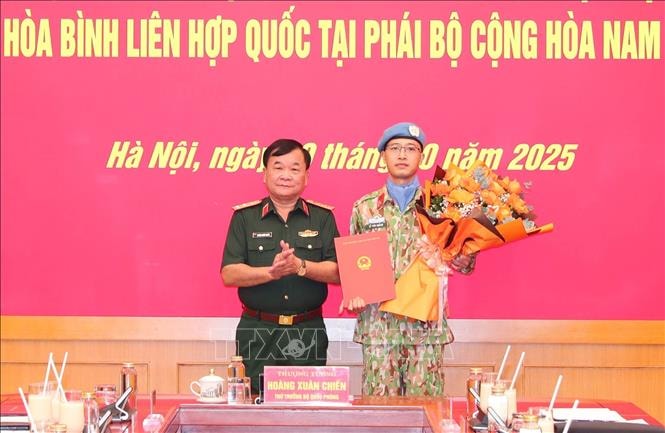 Trao quyết định cho sĩ quan đi làm nhiệm vụ gìn giữ hòa bình tại Nam Sudan