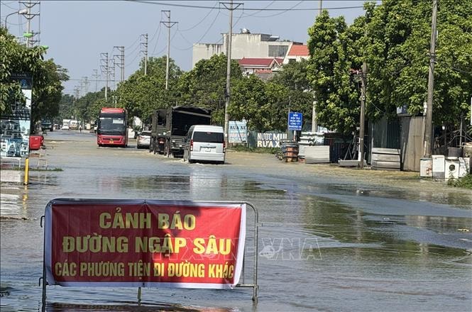 'Rốn lũ' Trung Giã: Nước rút chậm, hơn 4.000 hộ dân bị cô lập giữa biển nước