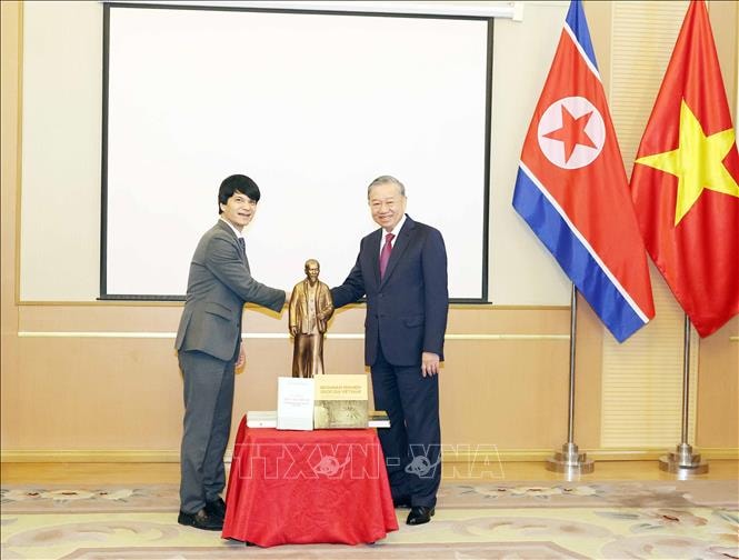 Tổng Bí thư Tô Lâm thăm Đại sứ quán Việt Nam tại Triều Tiên