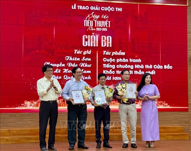 Trao giải Cuộc thi Sáng tác tiểu thuyết Thời báo Văn học Nghệ thuật lần thứ I