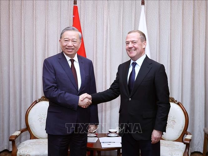 Tổng Bí thư Tô Lâm gặp Chủ tịch Đảng Nước Nga Thống nhất Dmitry Medvedev