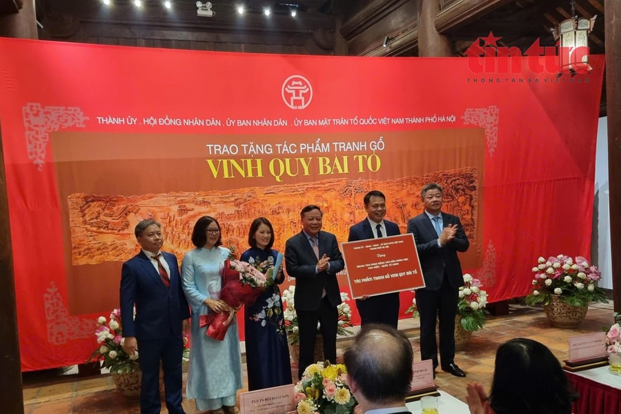 Hà Nội trao tặng tranh gỗ kỷ lục 'Vinh quy bái tổ' cho di tích Văn Miếu – Quốc Tử Giám