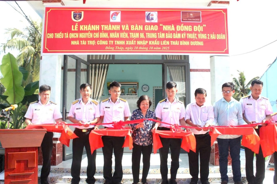 Hải quân trao nhà đồng đội cho gia đình quân nhân có hoàn cảnh khó khăn