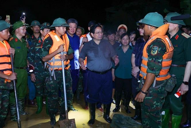 Trong đêm, Thủ tướng Phạm Minh Chính kiểm tra công tác ứng phó mưa lũ tại vùng ven sông của Hà Nội