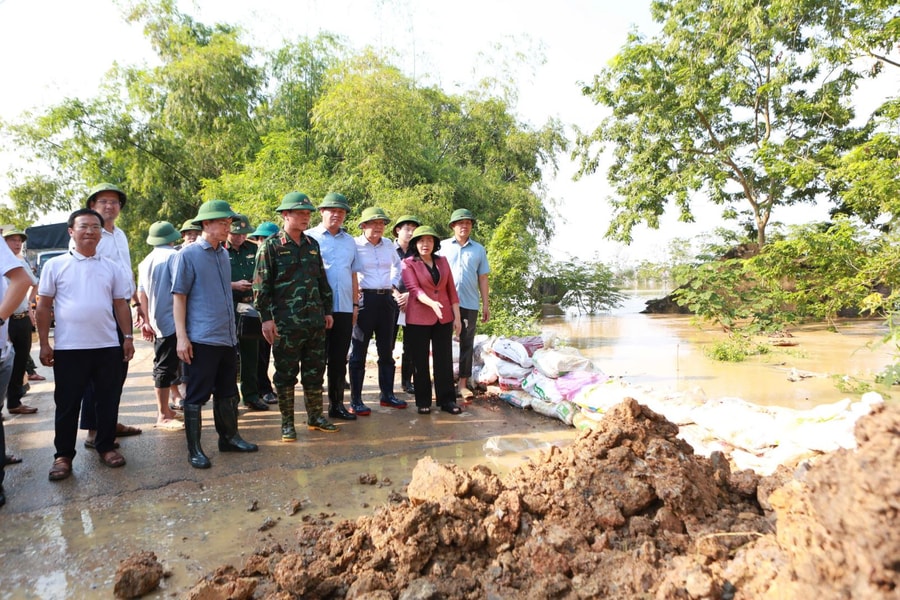 Nước sông Cầu rút dần, người dân chuẩn bị dọn dẹp nhà cửa