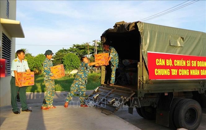 Sư đoàn Không quân 372 thiết thực hỗ trợ người dân vùng mưa lũ