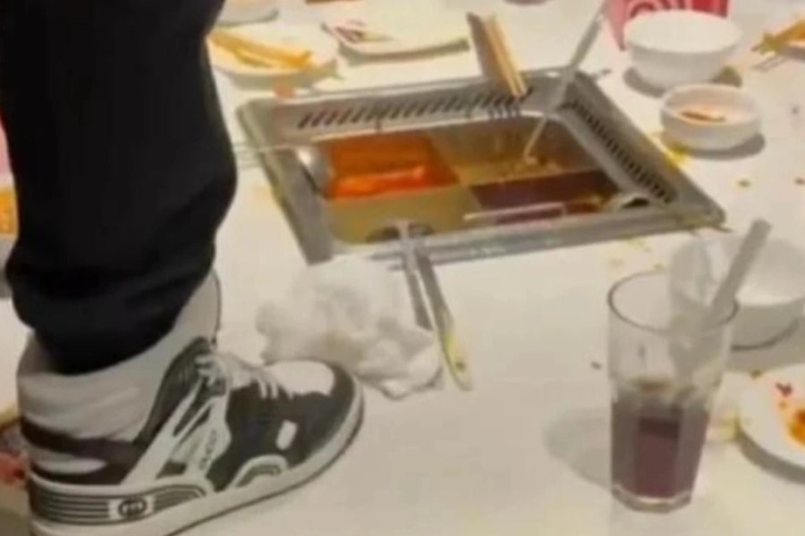 Hai thanh niên Trung Quốc đi tiểu vào nồi lẩu: Phạt 8 tỷ đồng và xin lỗi