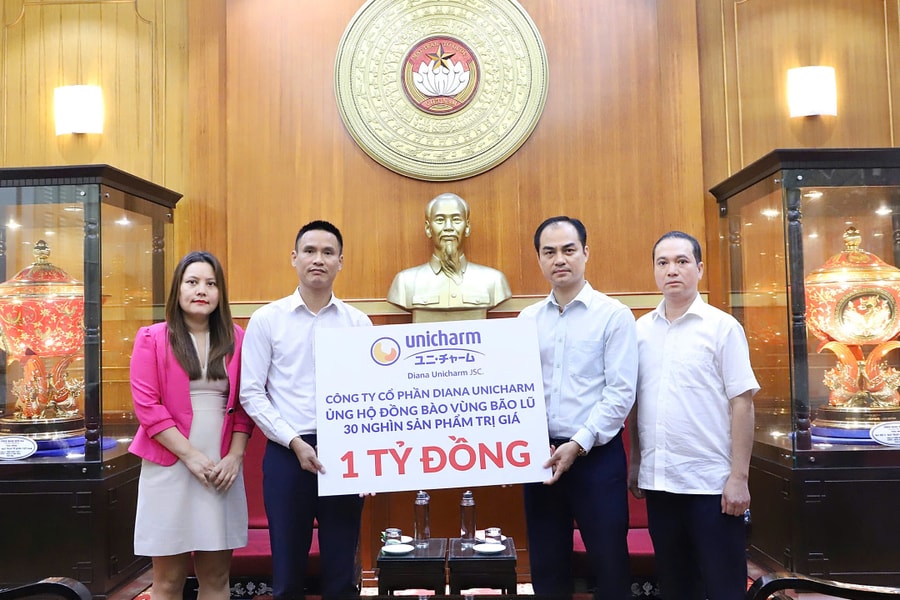 Diana Unicharm tặng 30.000 sản phẩm vệ sinh cho vùng bão lũ