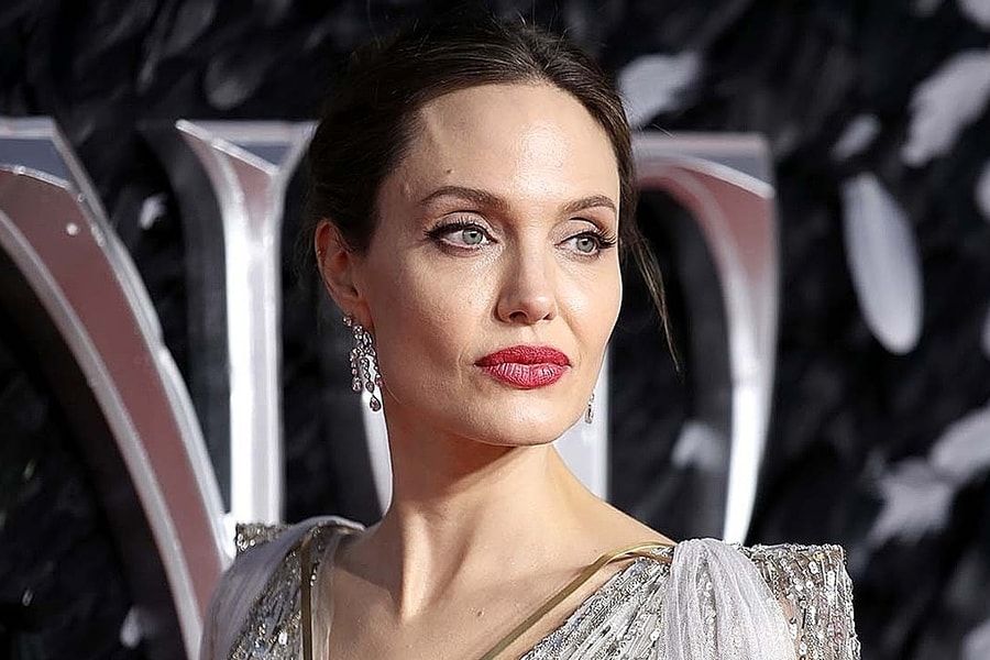Angelina Jolie từng vay tiền Brad Pitt