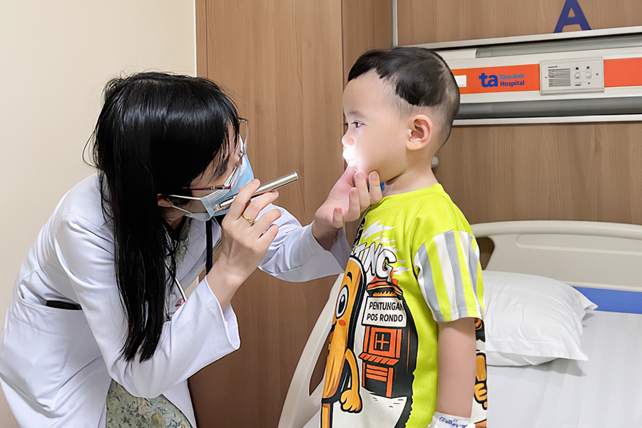 Bé trai nhiễm trùng tiêu hóa