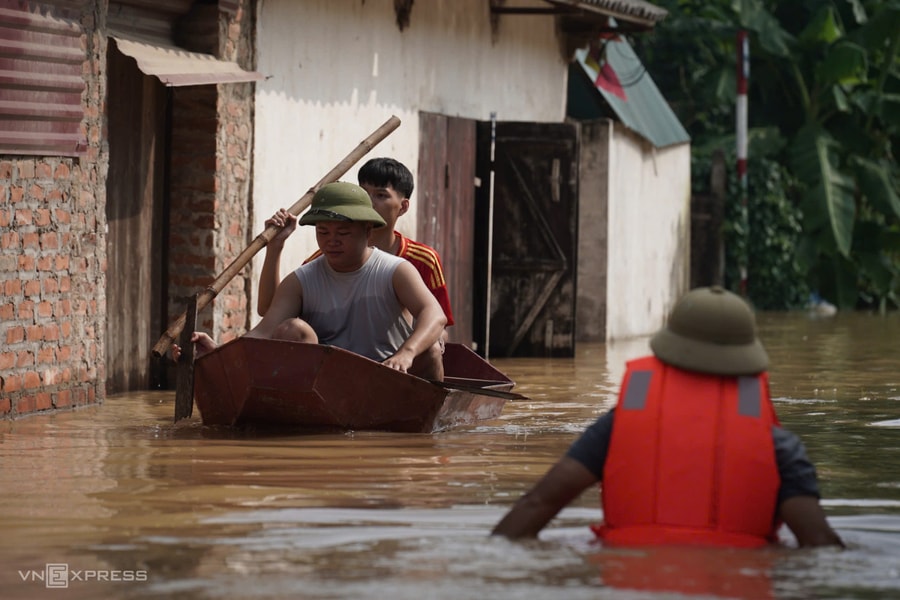 Ngoại thành Hà Nội ngập 1,5 m
