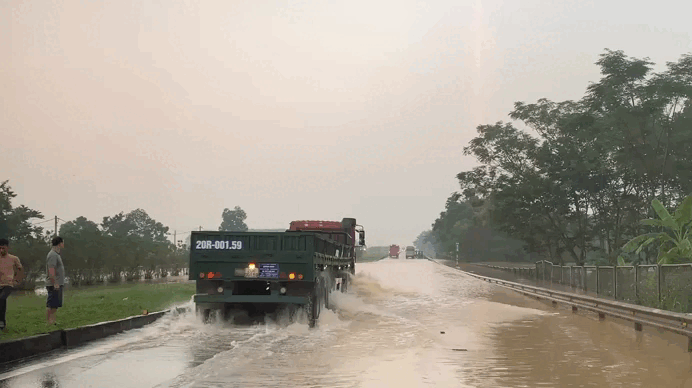 Cao tốc Hà Nội - Thái Nguyên ngập nửa mét, hạn chế xe di chuyển