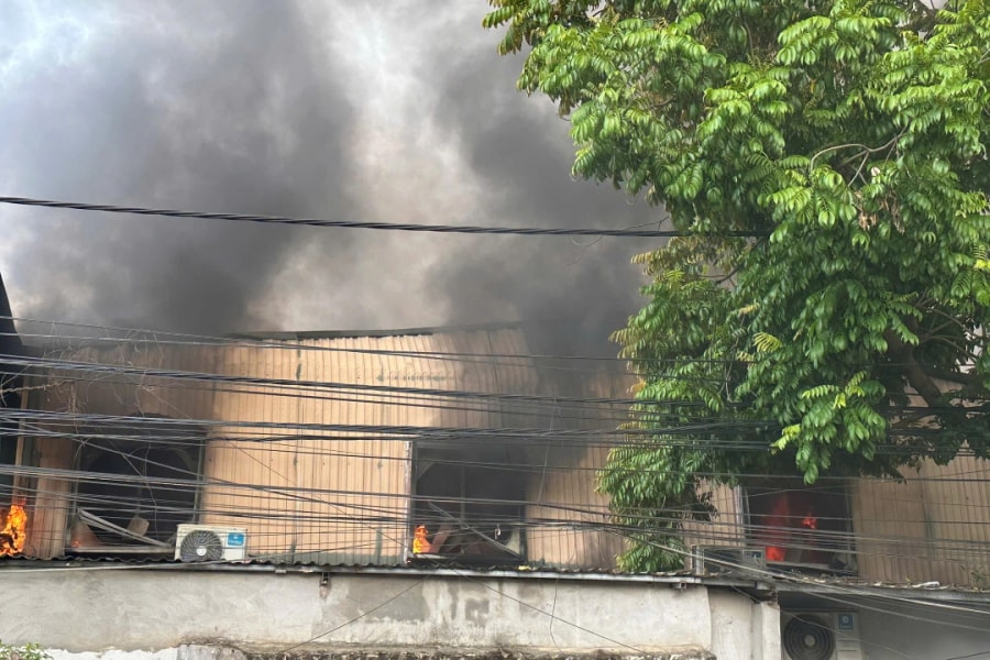 Kho dược ở ngoại thành Hà Nội bốc cháy sau tiếng nổ lớn