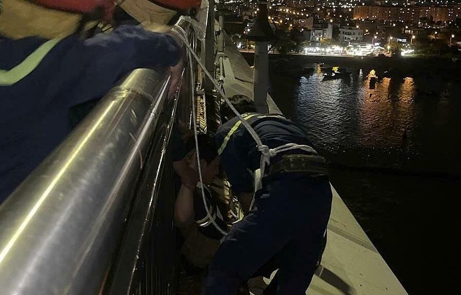 Cảnh sát giải cứu nam thanh niên nhảy cầu Thuận Phước