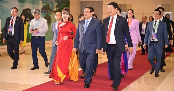 Thủ tướng nhắn nhủ doanh nghiệp "Vươn xa ra biển lớn, tiến sâu vào lòng đất, bay cao trong vũ trụ"